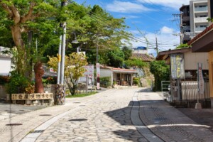 tsuboya-yachimun-street-ai